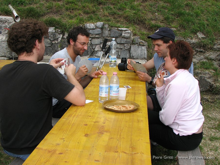 festaBeita 134.jpg - Gli amici fotografi son passati dalle foto alle carte...